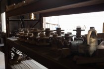 Fusioni metalliche non finite disposte su tavolo in fonderia — Foto stock