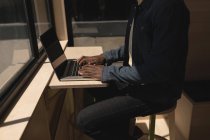 Середина чоловічої виконавчої влади, використовуючи ноутбук в офісі — стокове фото