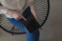 Розрив жіночого виконавчого органу з використанням цифрового планшета в офісі — стокове фото