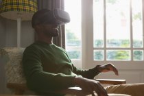 Mann benutzt Virtual-Reality-Headset zu Hause — Stockfoto