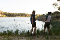 Молоді чоловіки розважаються біля берега озера — стокове фото