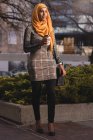 Femme hijab prenant un café dans le parc de la ville — Photo de stock