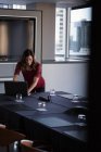 Donna d'affari che utilizza il computer portatile nella sala conferenze dell'hotel — Foto stock