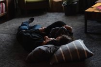 Молода пара розслабляється на підлозі вдома — стокове фото