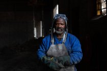 Portrait d'un ouvrier debout dans une fonderie — Photo de stock