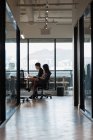 Dirigenti che lavorano in uffici moderni — Foto stock