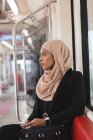 Hidschab-Frau benutzte Handy während Zugfahrt — Stockfoto