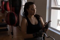 Молода жінка боксер носіння рука обгортання в фітнес-студія — стокове фото