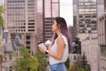 Schöne Frau mit Kaffeetasse auf der Straße — Stockfoto
