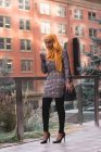 Хиджаб женщина с помощью мобильного телефона в городе — стоковое фото