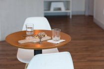 Склянка води і солодкої їжі на столі в кафе — стокове фото