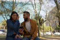 Романтична пара використовує мобільний телефон у місті — стокове фото