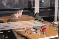 Aufmerksame Führungskraft mit Laptop im Büro — Stockfoto