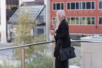 Hijab donna in piedi in balcone — Foto stock