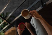Mittelteil des Paares, das zu Hause Kaffee trinkt — Stockfoto