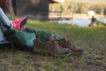 Close-up de sapatos fora da tenda no acampamento — Fotografia de Stock