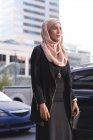 Schöne Hidschab Frau zu Fuß in der Stadt Straße — Stockfoto