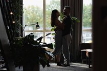 Пара дивлячись один на одного у вітальні на дому — стокове фото