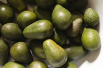Close-up of avocado fruits in basket at supermarke — Stock Photo