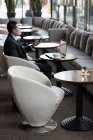 Бизнесмен с помощью мобильного телефона на диване в отеле — стоковое фото