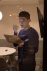 Чоловіча виконавча розмова на мобільному телефоні під час використання цифрового планшета в офісних кафетеріях — стокове фото