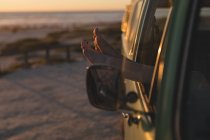 Frauenbeine auf Autofahrt aus dem Autofenster — Stockfoto