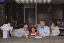 Avós celebrando o aniversário de suas netas em casa — Fotografia de Stock