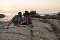 Heureux couple ayant champagne près de la mer — Photo de stock