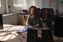 Женщина-руководитель, работающая за столом в офисе — стоковое фото