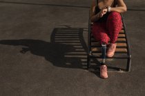 Sezione bassa di donna disabile con smartwatch — Foto stock