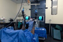 Cirurgião examinando um cavalo no teatro de operações no hospital — Fotografia de Stock