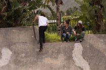 Skateboarders conversando uns com os outros no parque de skate — Fotografia de Stock