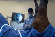 Cirujano masculino examinando un caballo en quirófano en el hospital - foto de stock