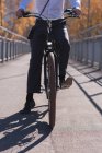 Низька частина чоловіка сидить на велосипеді в місті — стокове фото