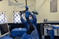 Хирург накладывает повязку на лошадь в операционной в больнице — стоковое фото