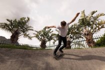 Tiefblick auf Mann beim Skateboarden im Skateboard-Park — Stockfoto