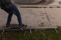 Sezione bassa di skateboard uomo allo skateboard park — Foto stock