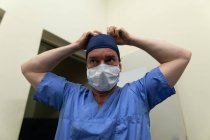 Primo piano del chirurgo che indossa una maschera chirurgica in ospedale — Foto stock
