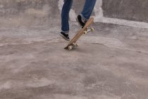 Frauen-Skateboarding im Skateboard-Park — Stockfoto