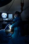 Хірург, який вивчає коня в операційному театрі в лікарні — стокове фото