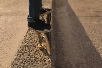 Nahaufnahme von Mann beim Skateboarden an Wand am Strand — Stockfoto