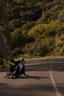Skateboarder pattinaggio femminile in discesa — Foto stock