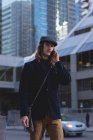 Mann telefoniert auf der Straße in der Stadt — Stockfoto