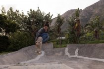 Jeune homme skateboard au parc de skateboard — Photo de stock