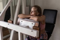 Pugilista feminino pensativo relaxante na perna imprensa máquina no estúdio de fitness — Fotografia de Stock