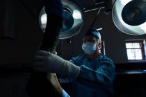 Surgeon operating a horse in operation theatre at hospital — Stock Photo