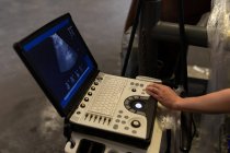 Nahaufnahme des Chirurgen mit elektronischem Gerät im Krankenhaus — Stockfoto