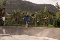 Young man skateboarding in skateboard park — Stock Photo