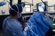 Хирург-мужчина, управляющий лошадью в операционной в больнице — стоковое фото