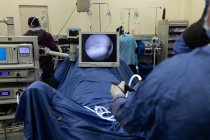Chirurgiens opérant un cheval en salle d'opération à l'hôpital — Photo de stock